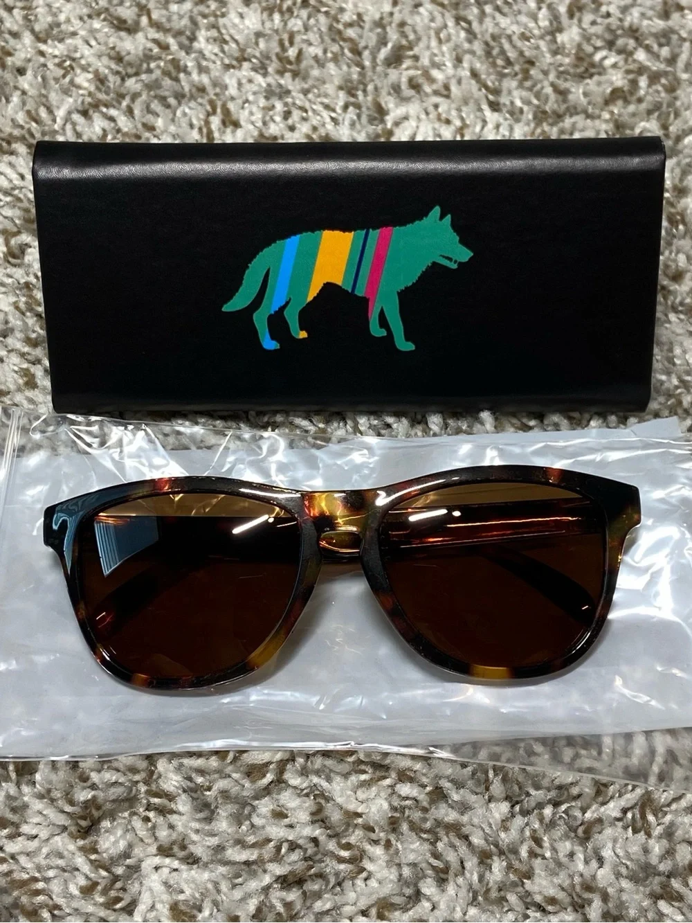 CAESARS REPUBLIC Lake Tahoe Tortoise Shell Wayfarer Style Sunglasses & Case